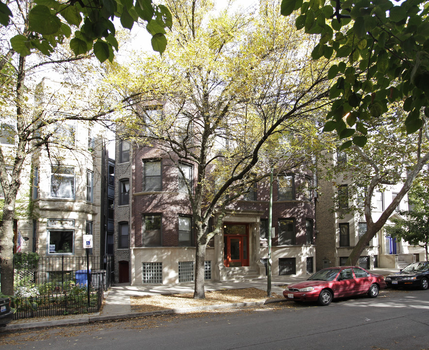 700-702 W Buckingham Pl in Chicago, IL - Foto de edificio