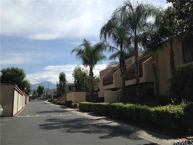 2266 Denair Ave, Unit 414 in Highland, CA - Foto de edificio - Building Photo