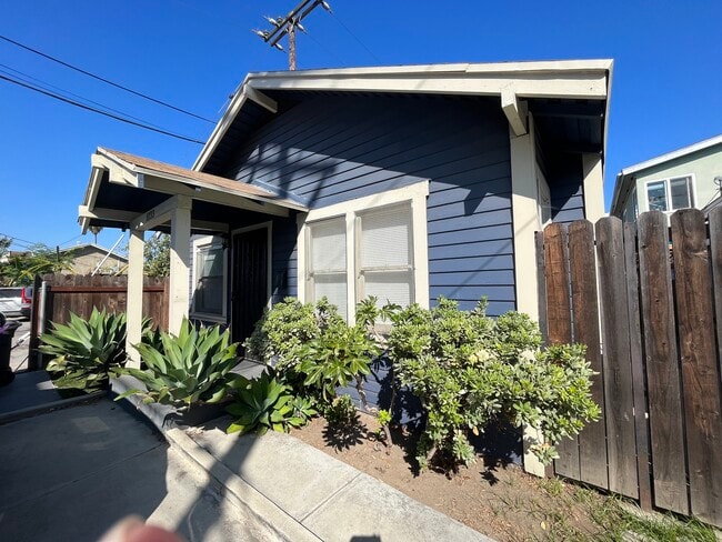 1033 E 4th St in Long Beach, CA - Building Photo - Building Photo