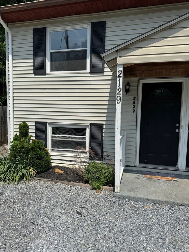 2127 Hollins Rd NE in Roanoke, VA - Building Photo - Building Photo