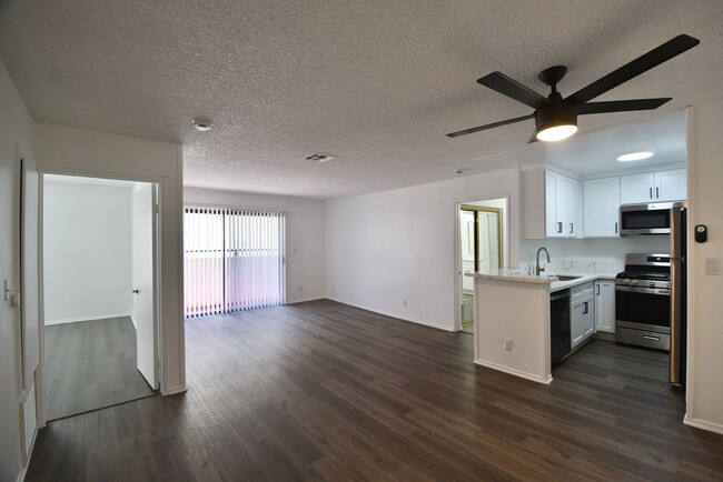 7032 Remmet Ave, Unit 114 in Los Angeles, CA - Building Photo - Building Photo