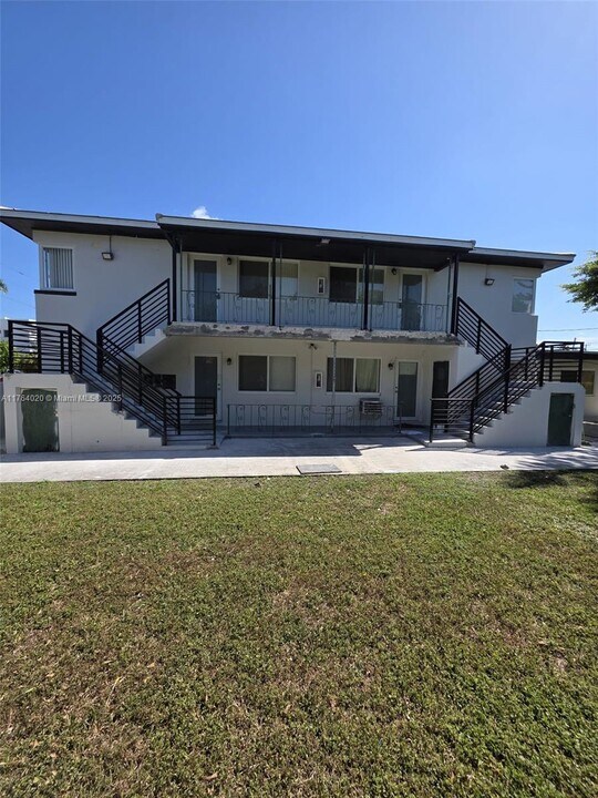 2140 Biarritz Dr in Miami Beach, FL - Building Photo
