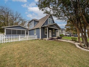 1401 N Bradley St in McKinney, TX - Foto de edificio - Building Photo