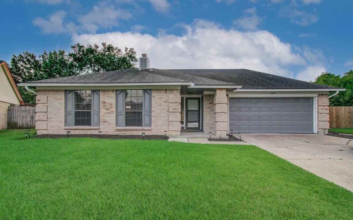 6607 Readsland Ln in Houston, TX - Building Photo