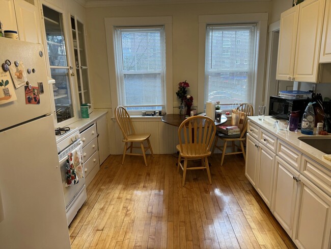14 Centre St, Unit B in Cambridge, MA - Building Photo - Building Photo