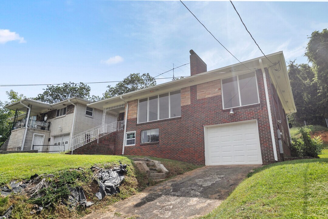 2501 Fairfax Ave in Bessemer, AL - Foto de edificio