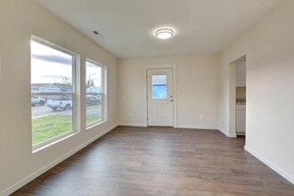 830 W 12th St in Medford, OR - Building Photo - Building Photo