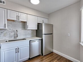 1840 Burton Dr in Austin, TX - Foto de edificio - Building Photo