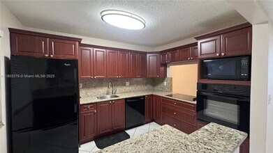227 Lakeview Dr, Unit 103 in Weston, FL - Building Photo - Building Photo