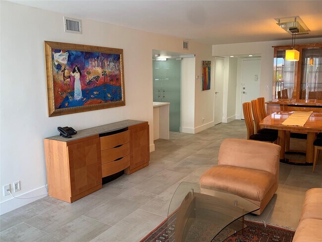 1000 Parkview Dr, Unit 319 in Hallandale Beach, FL - Building Photo - Building Photo