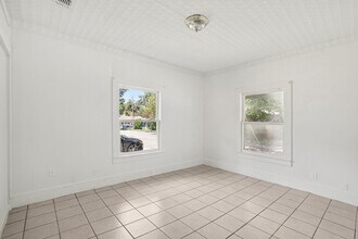 302 S Wood St, Unit 1 in Cleburne, TX - Building Photo - Building Photo