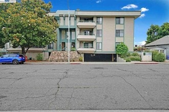 2077 Washington Avenue in San Leandro, CA - Foto de edificio - Building Photo