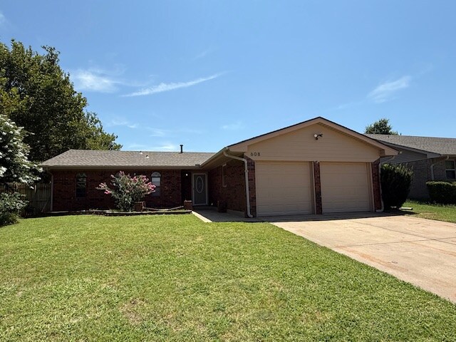 608 Linda Ln in Yukon, OK - Building Photo