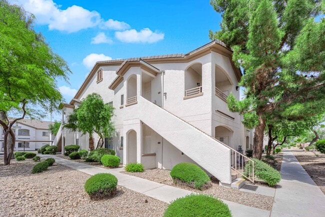 5650 E Sahara Ave in Las Vegas, NV - Building Photo - Building Photo