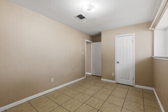 13627 Greenway Dr in Sugar Land, TX - Building Photo - Building Photo