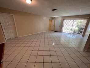 8637 Windsor Dr in Miramar, FL - Building Photo - Building Photo