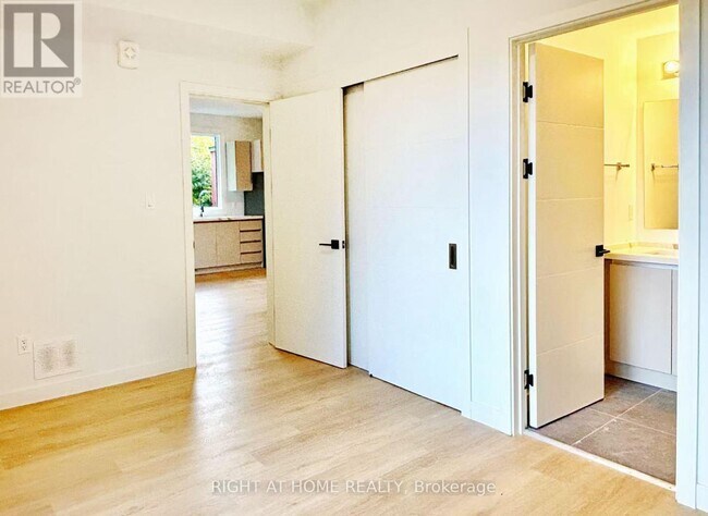 135 Sweetland Ave in Ottawa, ON - Building Photo - Building Photo