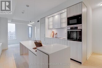 11 Yorkville Ave in Toronto, ON - Building Photo - Building Photo