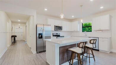 3001 Hibiscus Ave in Oakland Park, FL - Building Photo - Building Photo