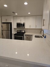 1541 S Orange Grove Ave, Unit 102 in Los Angeles, CA - Building Photo - Building Photo