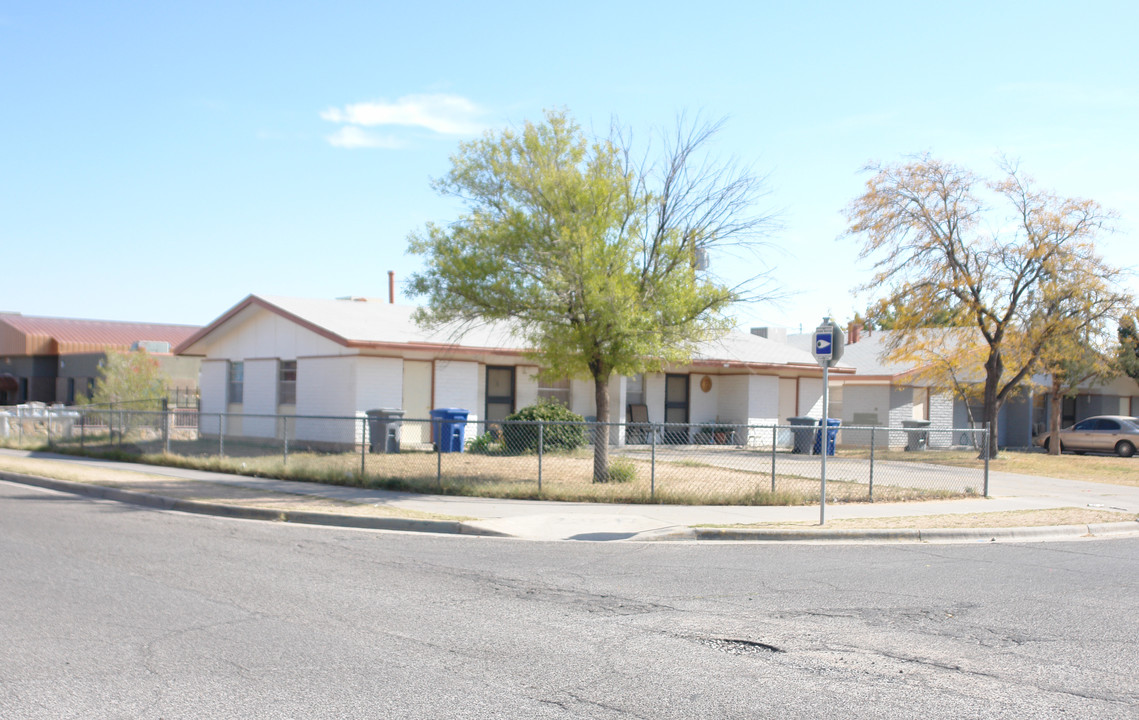 Eisenhower Apartments in El Paso, TX - Building Photo