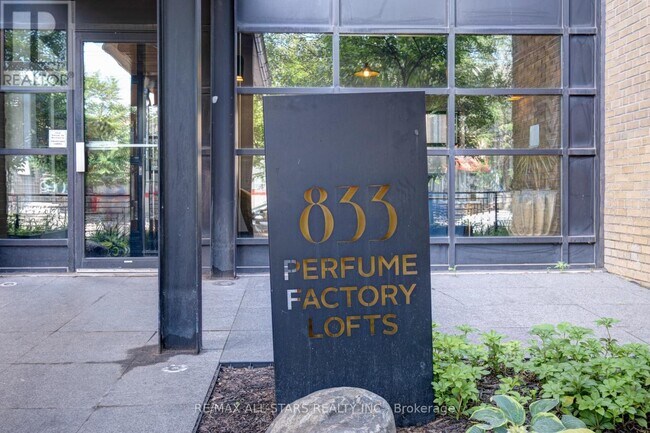 property at 833-833 King St W