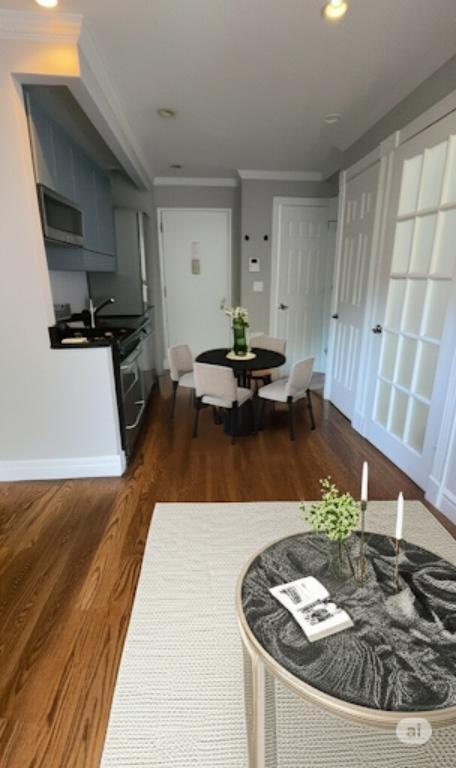 422 E 9th St, Unit 10 in New York, NY - Foto de edificio - Building Photo