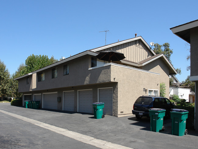 23052 Village Dr in Lake Forest, CA - Building Photo - Building Photo