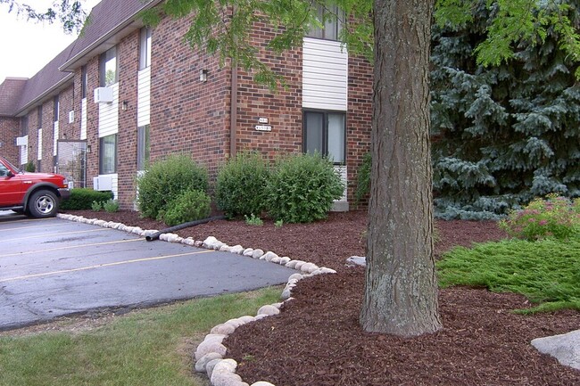 Old Orchard Apartments in Menomonee Falls, WI - Foto de edificio - Building Photo