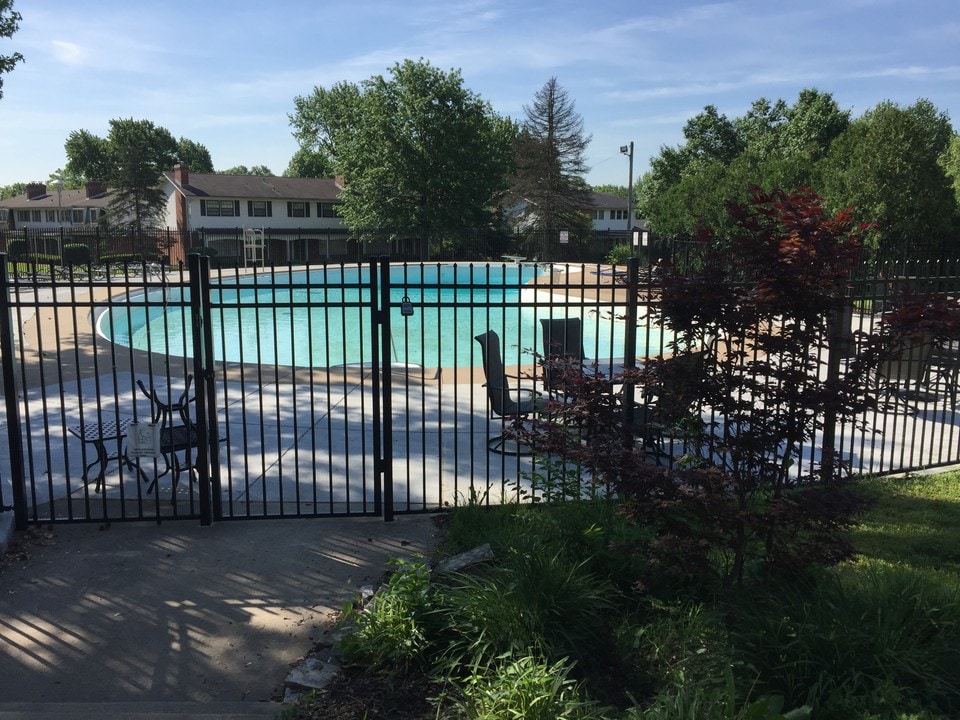 601 - 626 Broadmoor in Chesterfield, MO - Building Photo