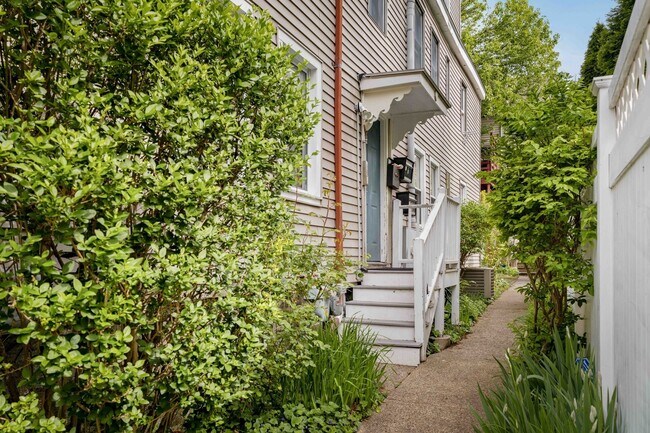 229 Hurley St, Unit 1 in Cambridge, MA - Building Photo - Building Photo