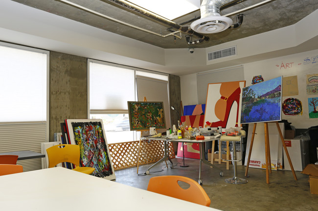 NOHO Senior Arts Colony in North Hollywood, CA - Foto de edificio - Interior Photo