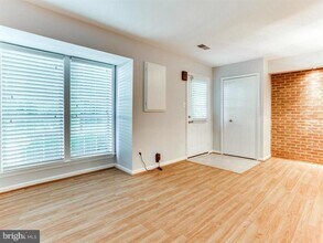 14325 Johnny Moore Ct in Centreville, VA - Building Photo - Building Photo