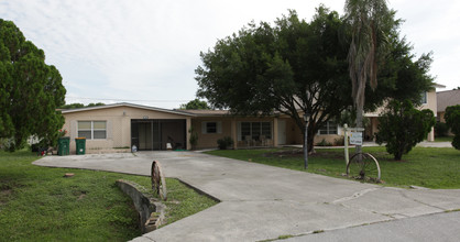 857 N 109th Ave in Naples, FL - Foto de edificio - Building Photo