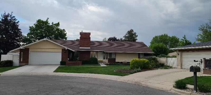 7438 Camelback Cir in Cottonwood Heights, UT - Foto de edificio