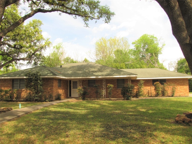 800 Alma St, Unit 204 in Tomball, TX - Building Photo