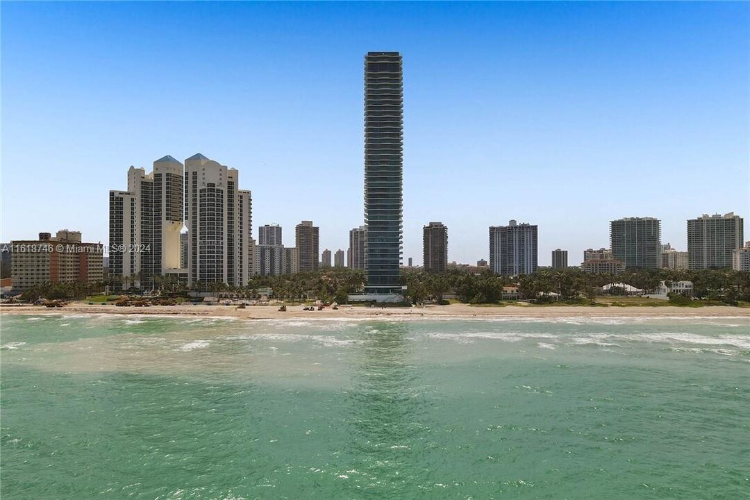 19575 Collins Ave, Unit 33 in Sunny Isles Beach, FL - Building Photo