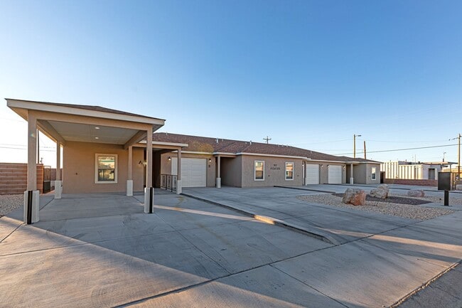 901 Adams Ave in Alamogordo, NM - Foto de edificio - Building Photo