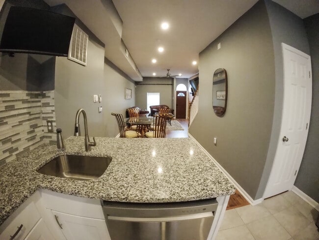 819 N Montford Ave in Baltimore, MD - Foto de edificio - Building Photo