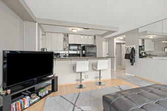 3950 N Lake Shore Dr, Unit 2022 in Chicago, IL - Building Photo - Building Photo