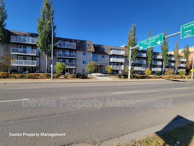 8604 Gateway Blvd NW in Edmonton, AB - Building Photo - Building Photo