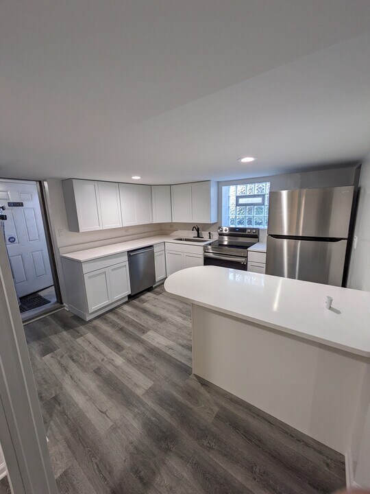 5330 W Dakin St, Unit #B in Chicago, IL - Building Photo