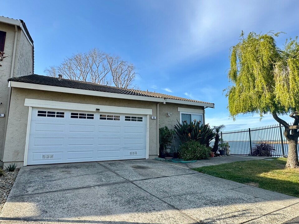 10 Sea Point Way in Pittsburg, CA - Building Photo