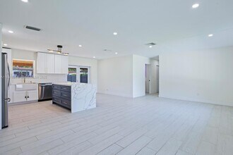 18013 SW 89th Pl in Palmetto Bay, FL - Building Photo - Building Photo
