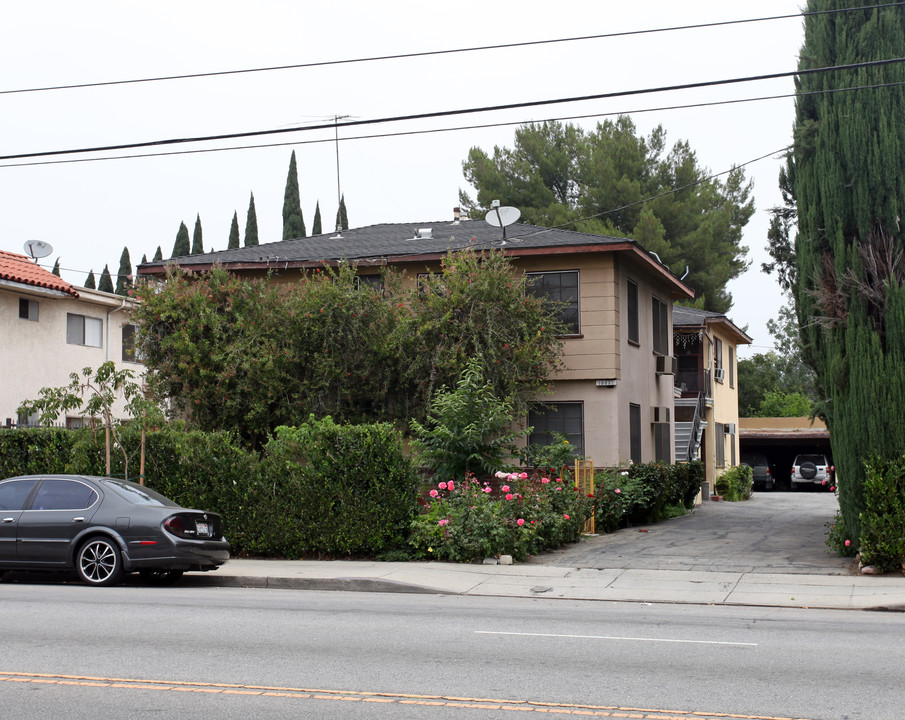 15831 Vanowen St in Van Nuys, CA - Building Photo