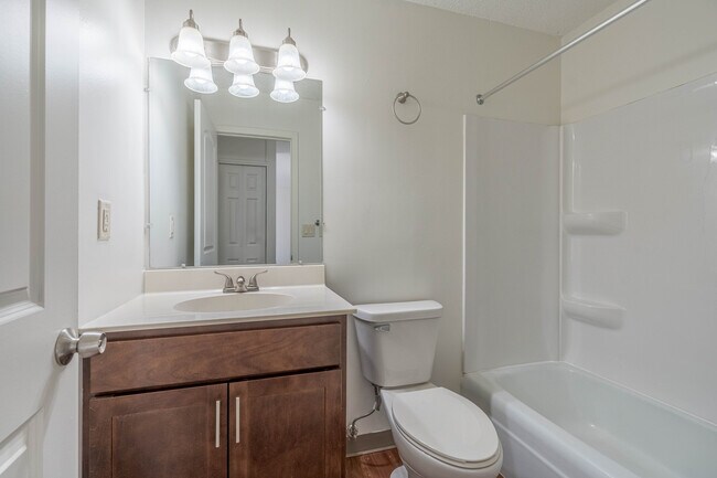 Cedar Valley Apartments in Apple Valley, MN - Foto de edificio - Building Photo