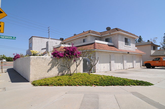 14032 Pinebrook Dr in Tustin, CA - Building Photo - Building Photo