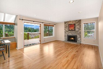 7811 146th Pl SE in Newcastle, WA - Building Photo - Building Photo