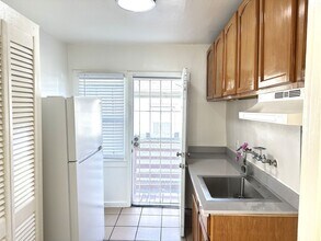2648 E 27th St in Oakland, CA - Building Photo - Building Photo