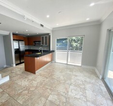 235 SW 17th Rd in Miami, FL - Foto de edificio - Building Photo